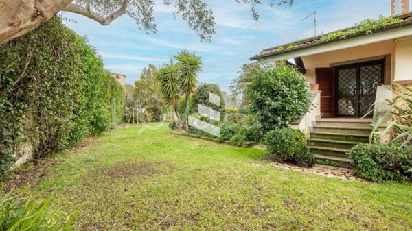 casa indipendente in vendita a Roma in zona Infernetto