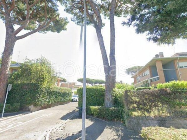 casa indipendente in vendita a Roma in zona Casal Palocco