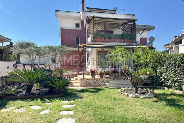 casa indipendente in vendita a Roma in zona Axa
