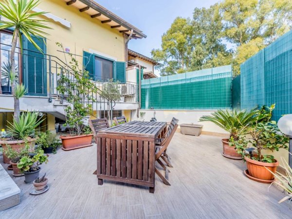 casa indipendente in vendita a Roma in zona Ostia Antica