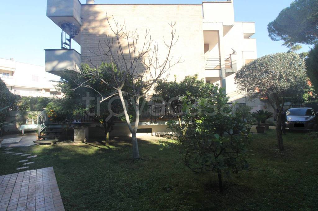 appartamento in vendita a Roma in zona Torre Gaia