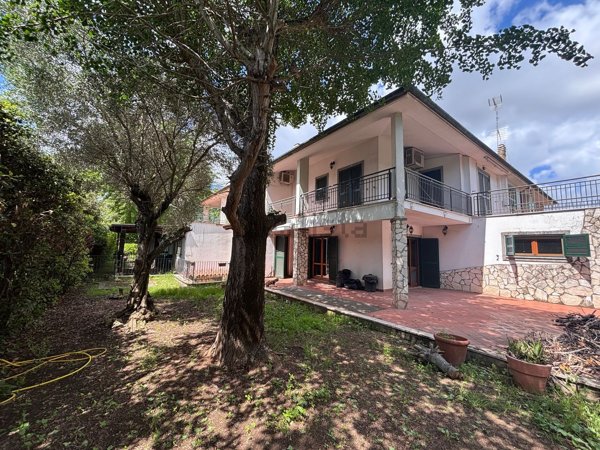 casa indipendente in vendita a Roma in zona Appio Claudio