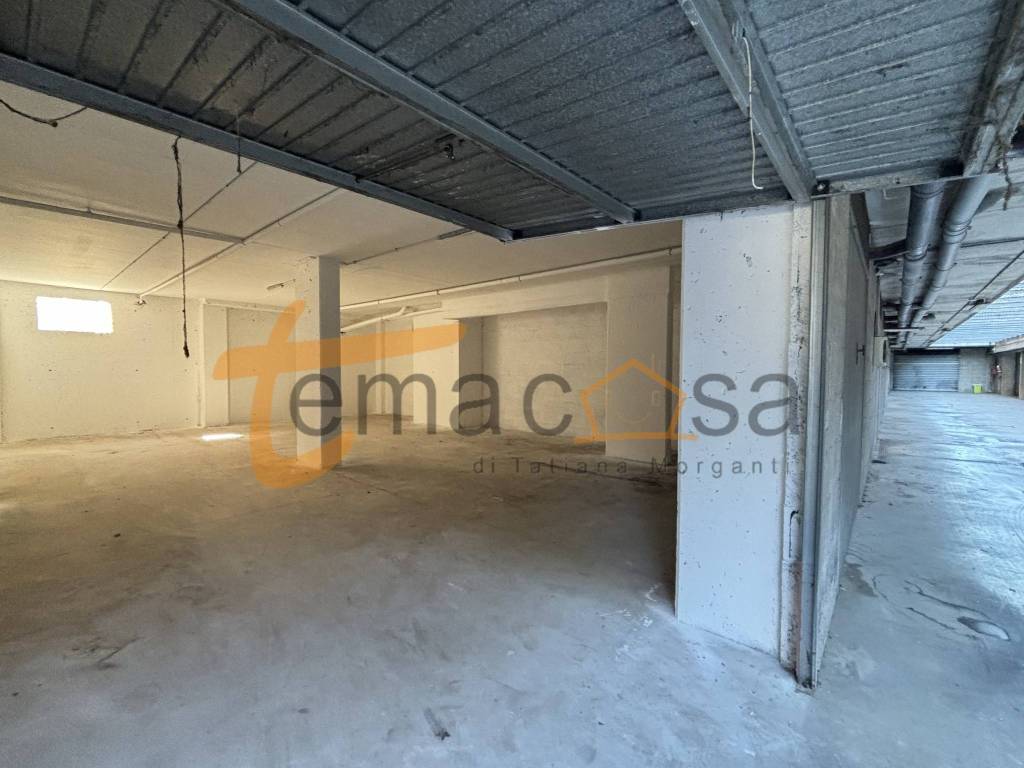 locale commerciale in vendita a Roma in zona Borghesiana