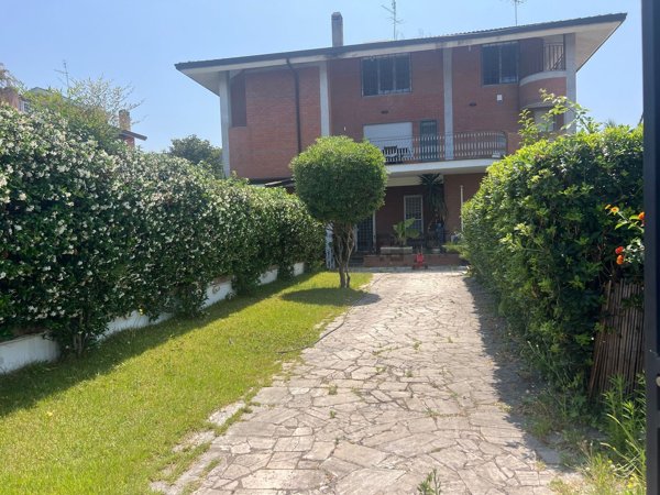 casa indipendente in vendita a Roma in zona Axa