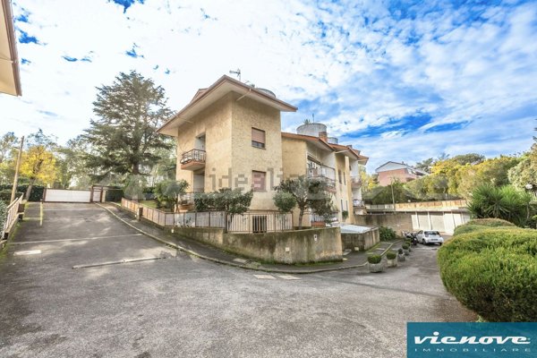appartamento in vendita a Roma in zona Mostacciano