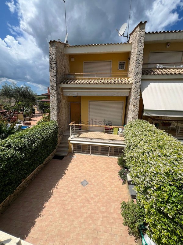 appartamento in vendita a Roma in zona Valle Muricana