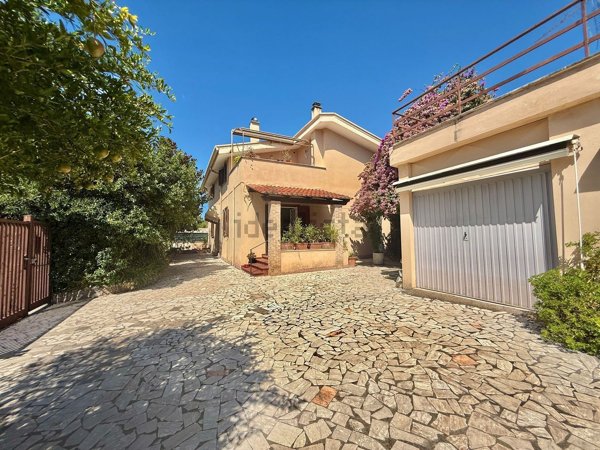 pentavano in vendita a Roma in zona Corviale