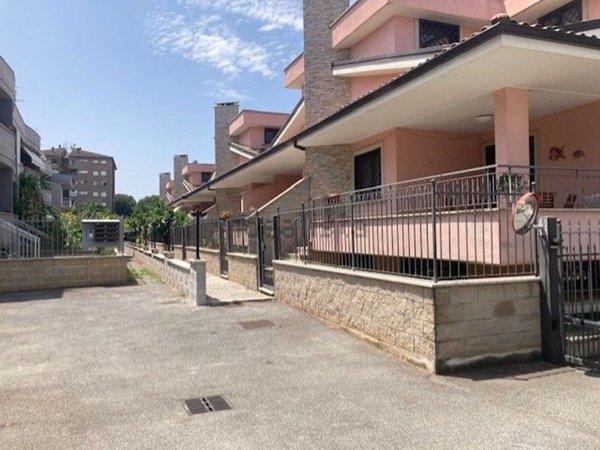 casa indipendente in vendita a Roma in zona Torre Maura