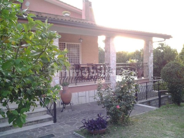 casa indipendente in vendita a Roma in zona Castel di Guido
