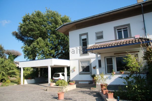 casa indipendente in vendita a Roma in zona Casal Palocco