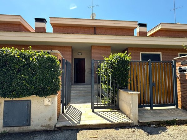 casa indipendente in vendita a Roma in zona Castelverde