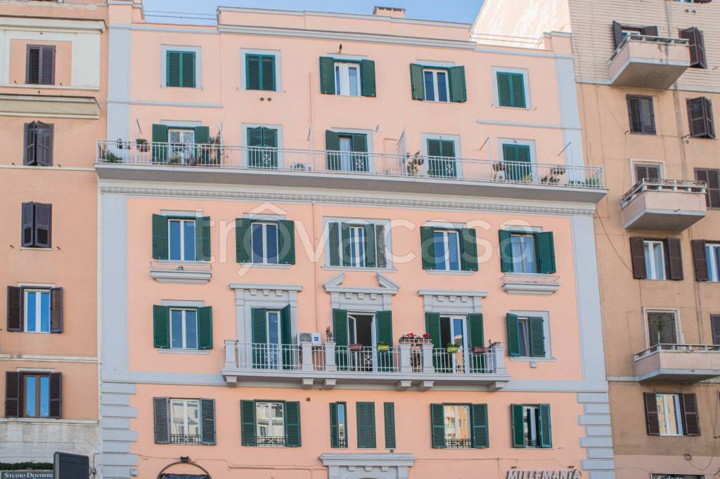 ufficio in vendita a Roma in zona Appio Latino