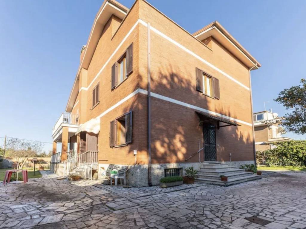 casa indipendente in vendita a Roma in zona Infernetto