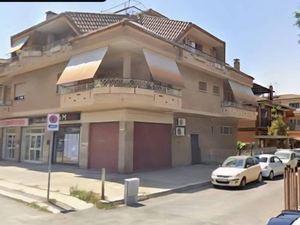 negozio in vendita a Roma in zona Osteria del Curato