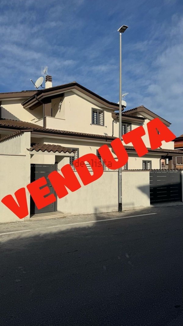 casa indipendente in vendita a Roma in zona Valle Santa