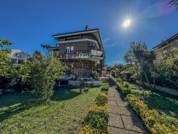 casa indipendente in vendita a Roma in zona Axa