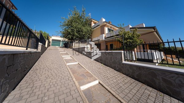 casa indipendente in vendita a Roma in zona Castel di Leva