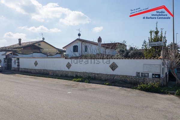 casa indipendente in vendita a Roma in zona Infernetto