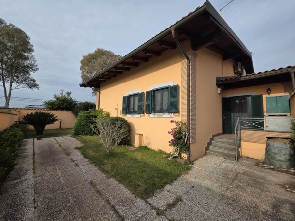 casa indipendente in vendita a Roma in zona Ostia Antica