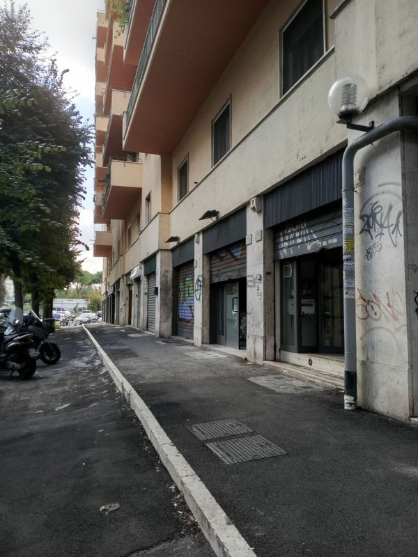 locale commerciale in vendita a Roma in zona Ostiense