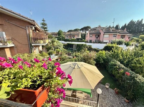 casa indipendente in vendita a Roma