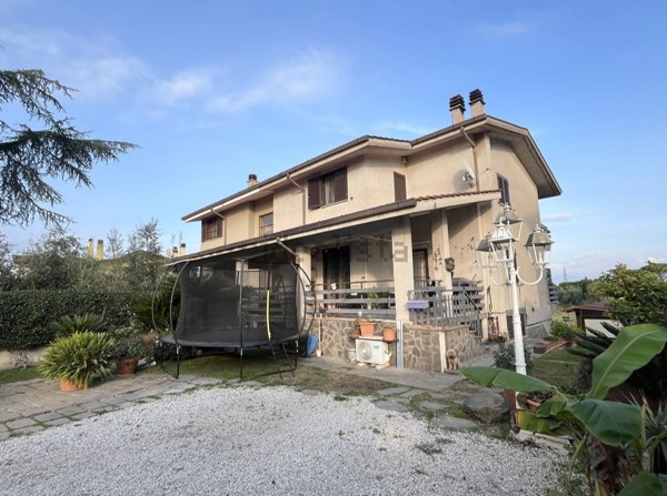 casa indipendente in vendita a Roma in zona Valle Muricana