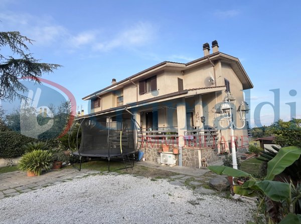 casa indipendente in vendita a Roma in zona Valle Muricana
