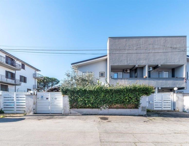 appartamento in vendita a Roma in zona Lago Regillo