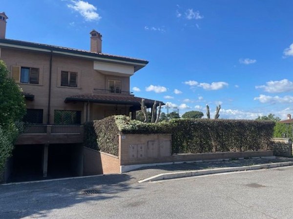 casa indipendente in vendita a Roma in zona Ardeatino