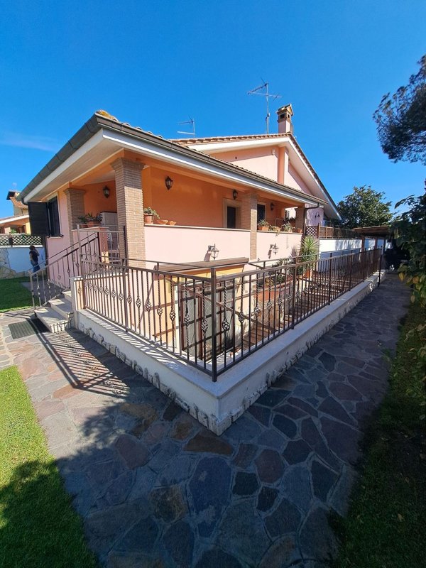 casa indipendente in vendita a Roma in zona Infernetto