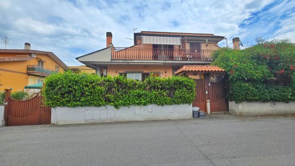 casa indipendente in vendita a Roma in zona Finocchio