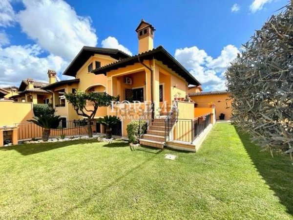 casa indipendente in vendita a Roma in zona Infernetto
