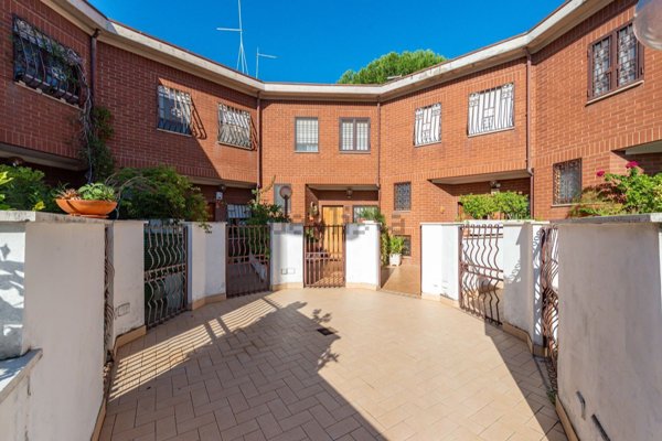 casa indipendente in vendita a Roma in zona Casal Morena