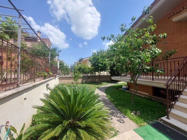 casa indipendente in vendita a Roma in zona Casal Morena