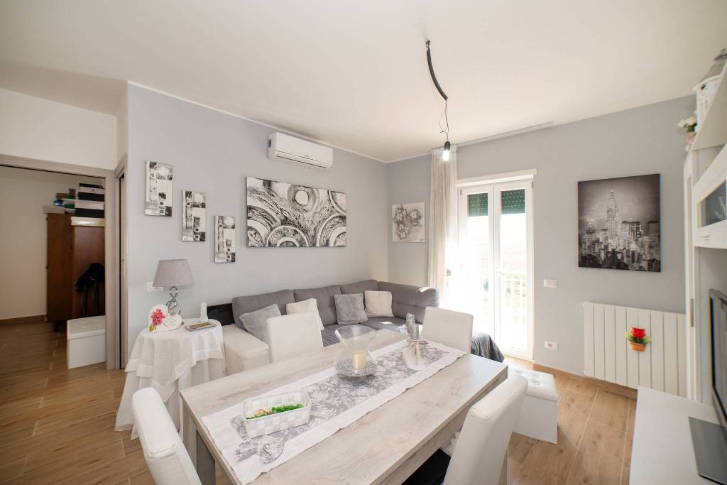 appartamento in vendita a Roma in zona Colle Monfortani