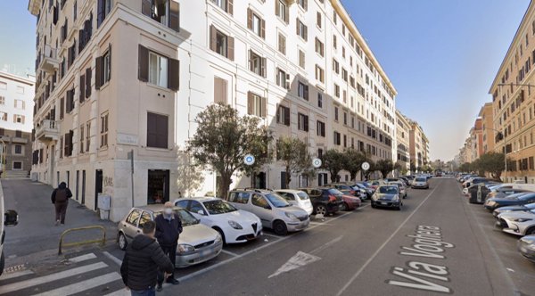 locale commerciale in vendita a Roma in zona Tuscolano