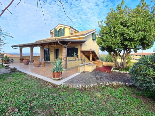 casa indipendente in vendita a Roma in zona Finocchio