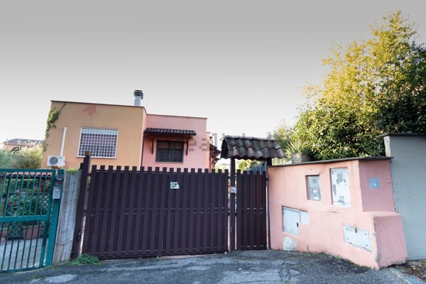 casa indipendente in vendita a Roma in zona Massimina/Casal Lumbroso