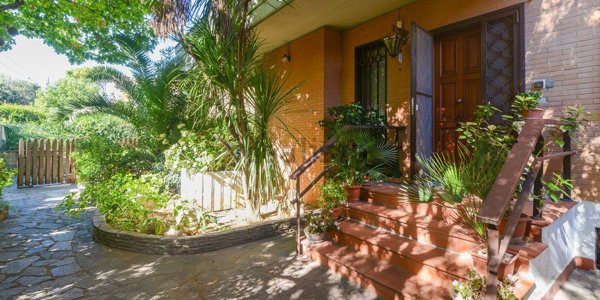 casa indipendente in vendita a Roma in zona Ostia Antica
