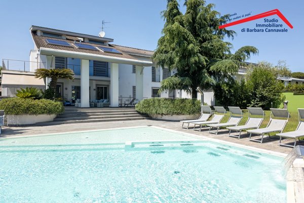 casa indipendente in vendita a Roma in zona Casal Palocco