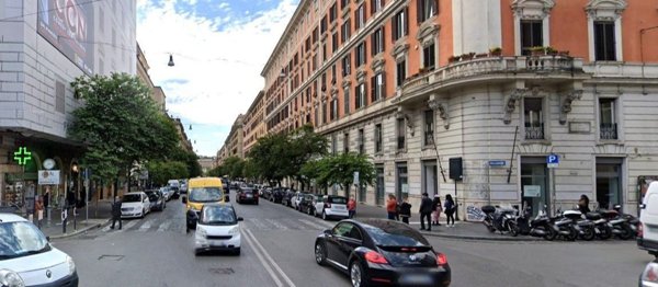 locale commerciale in vendita a Roma in zona Rione Prati