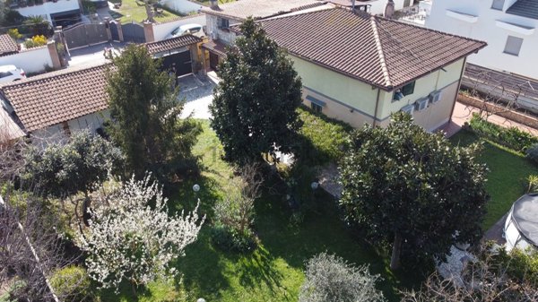 casa indipendente in vendita a Roma in zona Infernetto