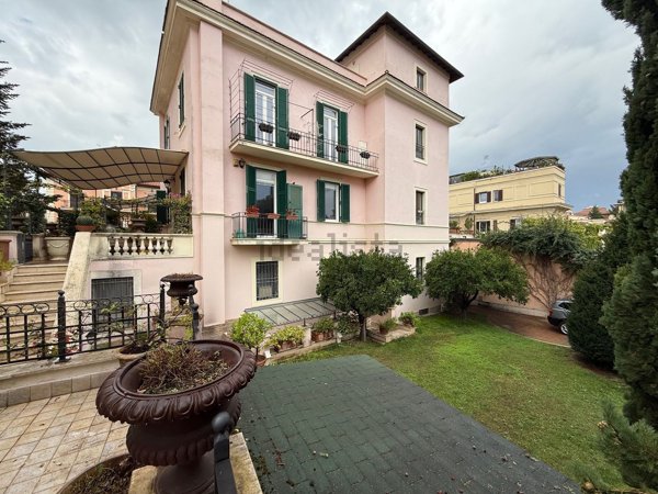 pentavano in vendita a Roma in zona Gianicolense