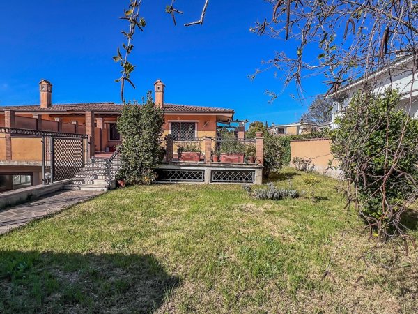casa indipendente in vendita a Roma in zona Infernetto