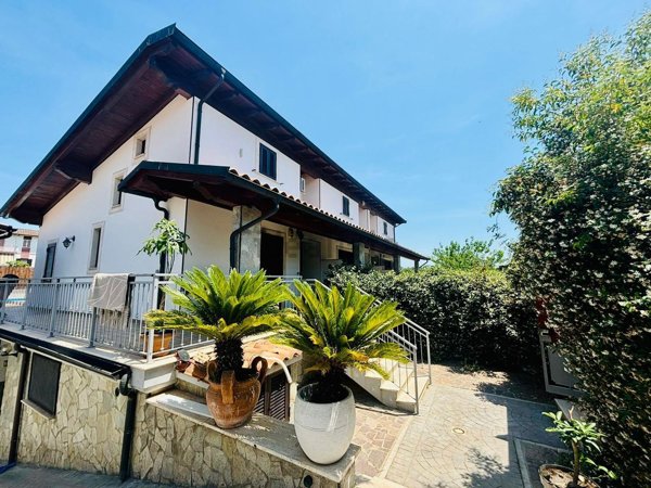 casa indipendente in vendita a Roma in zona Case Rosse