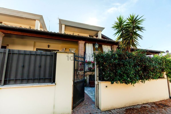 pentavano in vendita a Roma in zona Infernetto