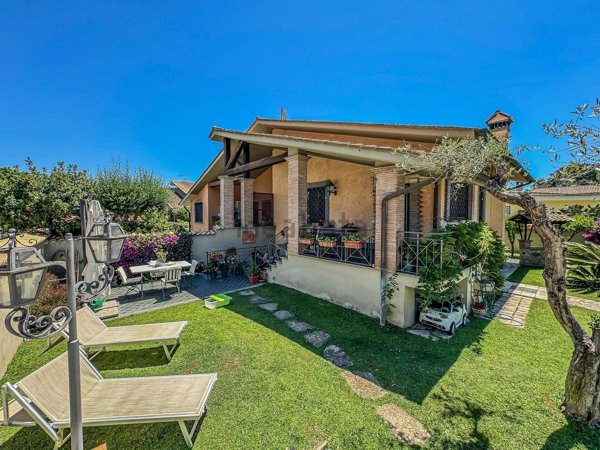 casa indipendente in vendita a Roma in zona Infernetto