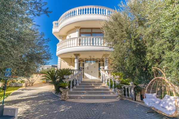 casa indipendente in vendita a Roma in zona Finocchio
