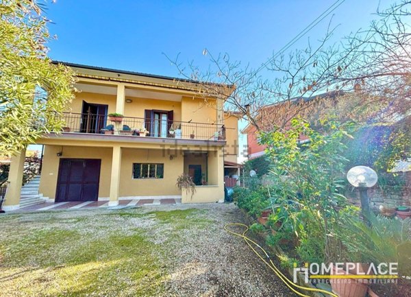 esavano in vendita a Roma in zona Finocchio