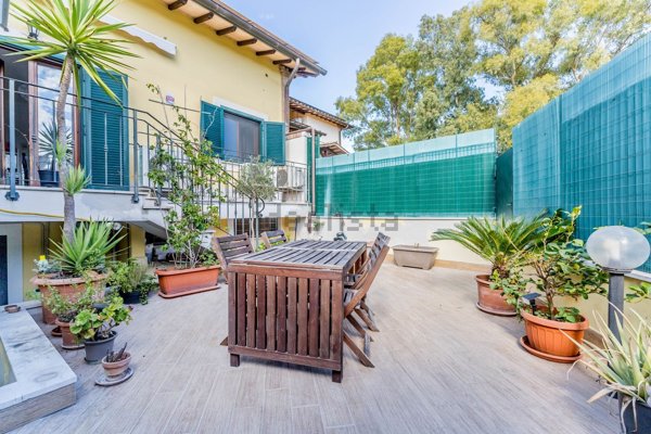 casa indipendente in vendita a Roma in zona Ostia Antica